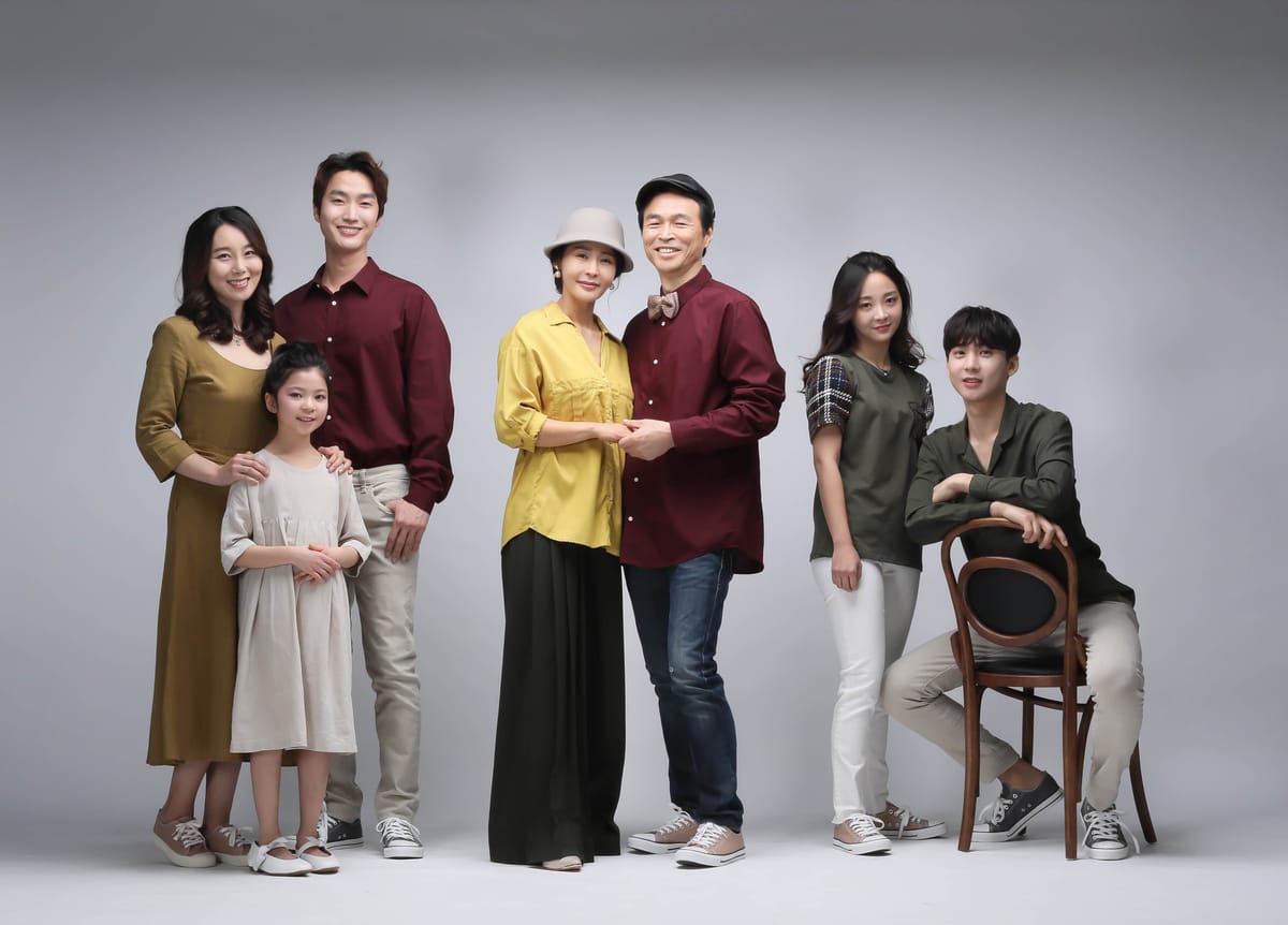 부모님과 성인 자녀가 함께한 부모님 선물 가족사진