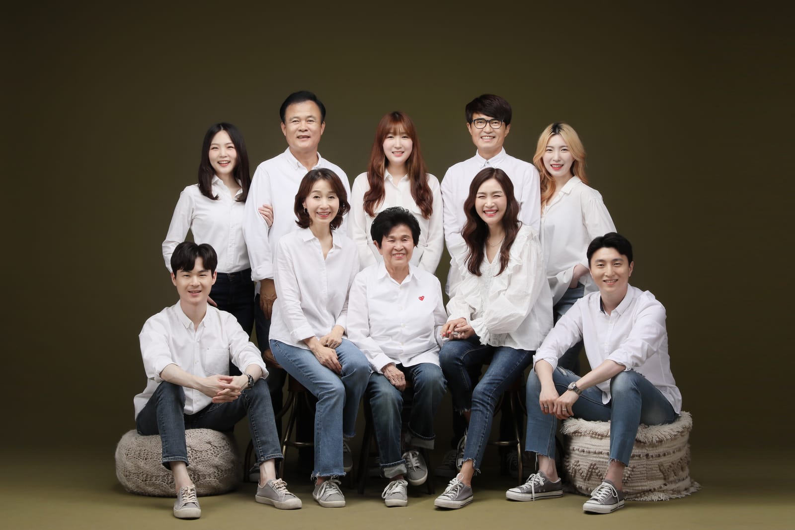 여러 가족이 함께 모인 대가족사진