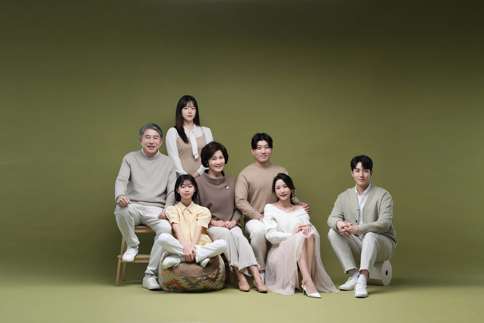 부모님과 성인 자녀가 함께한 부모님 선물 촬영