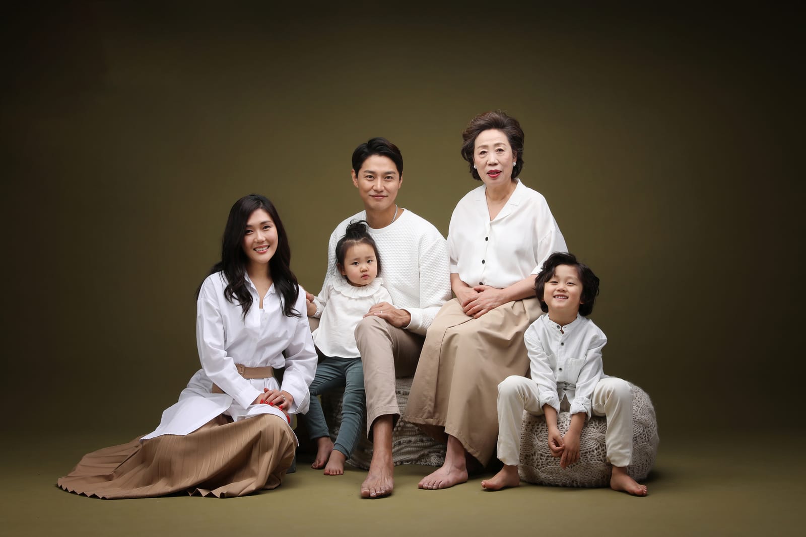 어린 자녀와 부모님이 함께한 가족사진