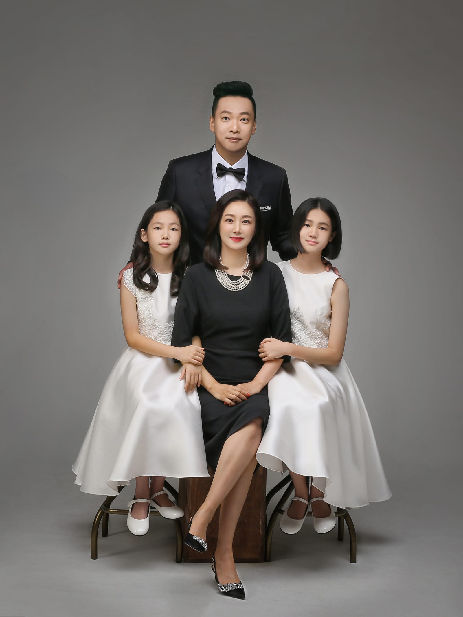 어린 자녀와 부모님이 함께한 가족사진
